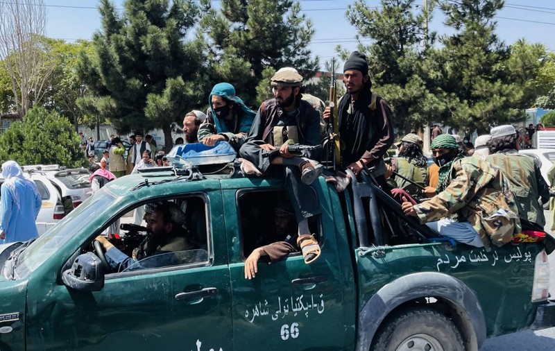 Trei familii afgane, evacuate din Kabul de forțele britanice, după ce datele lor fuseseră uitate la ambasadă