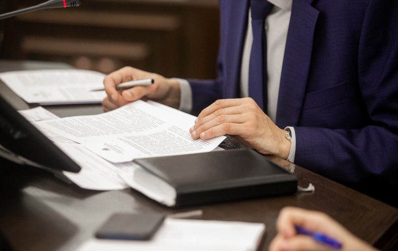 Ciucă uită că PNL a promis că intrăm în Schengen la 1 ianuarie 2023 și e negru că Ciolacu poate obține acum aderarea deplină