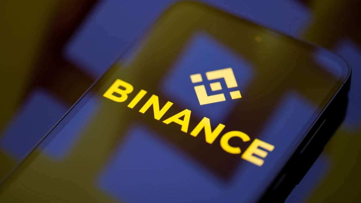 Logoul Binance, afișat pe ecranul unui telefon.