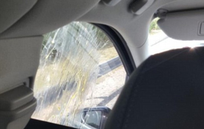 SCANDLAOS! O cântăreață celebră, atacată în propria-i mașină, de taximetriști, în Capitală. I-au spart geamul mașinii