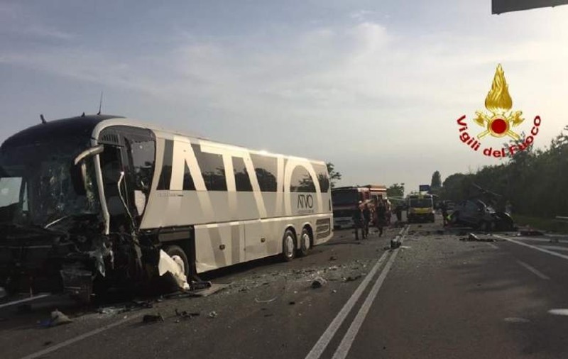 Tragedie într-o familie din Republica Moldova. Fiica cea mare şi tatăl au murit, făcuţi praf de un autocar, în Italia