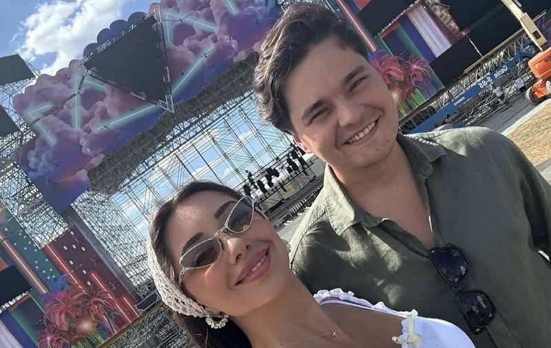 Cum a apărut iubita lui Selly la Beach! Please 2025. Îmbrăcată într-un sutien cu inimioare și fustă mini, Smaranda a atras atenția