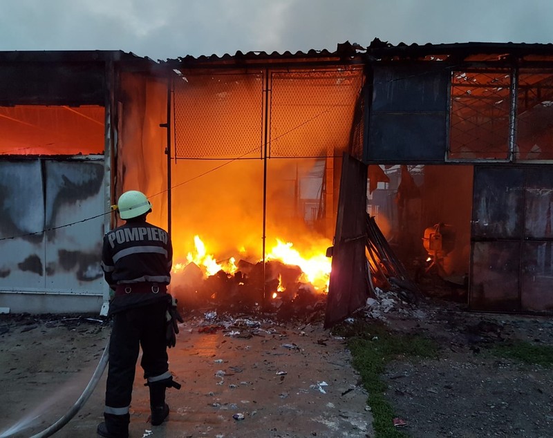 FOTO&VIDEO/ Incendiu puternic în Bacău la o hală de 600 mp în care funcţionau trei firme