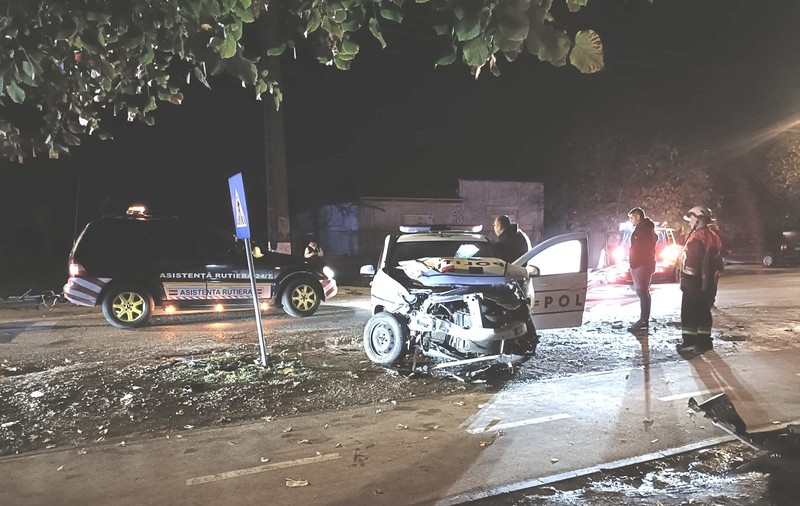 Patru polițiști au ajuns la spital, după ce două autospeciale s-au ciocnit în timpul unei urmăriri, în Arad | VIDEO