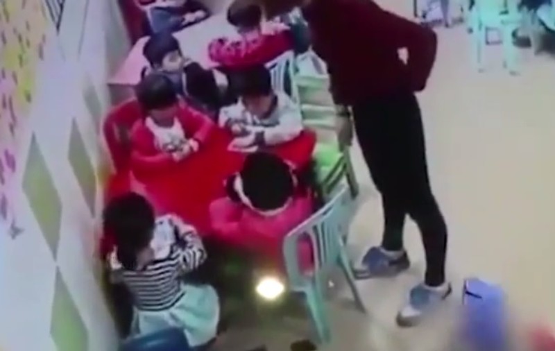 După faptă și răsplată! O educatoare violentă a fost bătută de bunica unei eleve | VIDEO