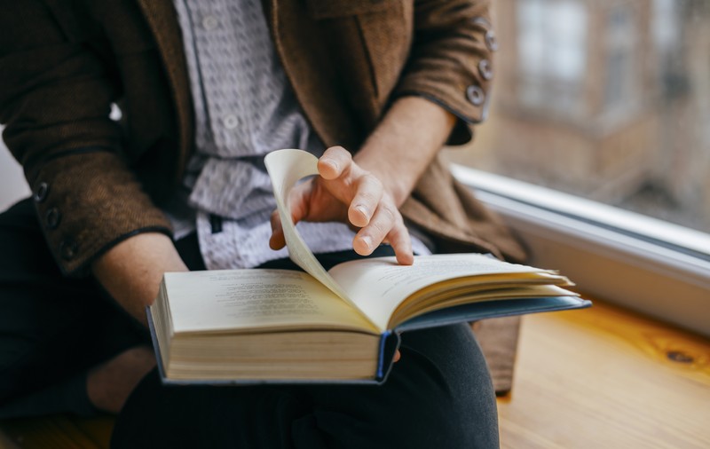 O profesoară plecată din România care predă în SUA intervine în polemica literară a momentului: Revolta cititorilor 