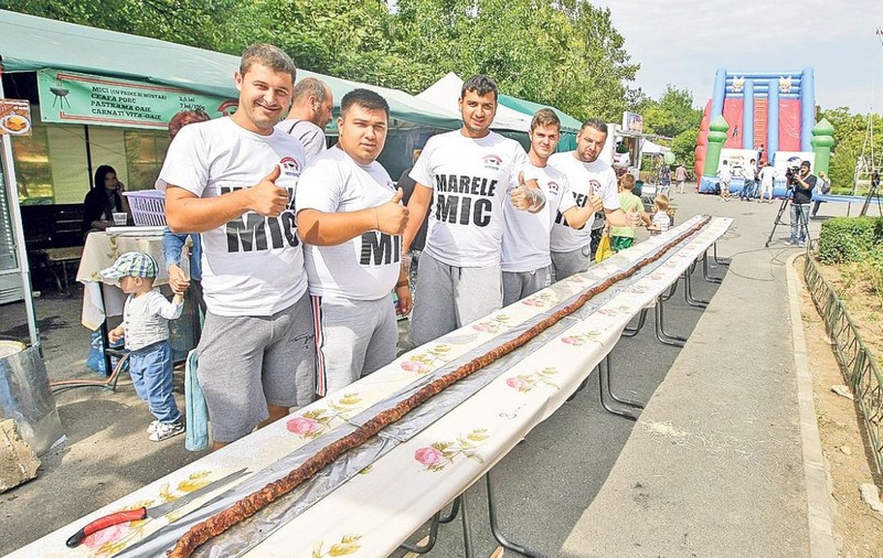 Megamicul de 12 metri, devorat în 15 minute