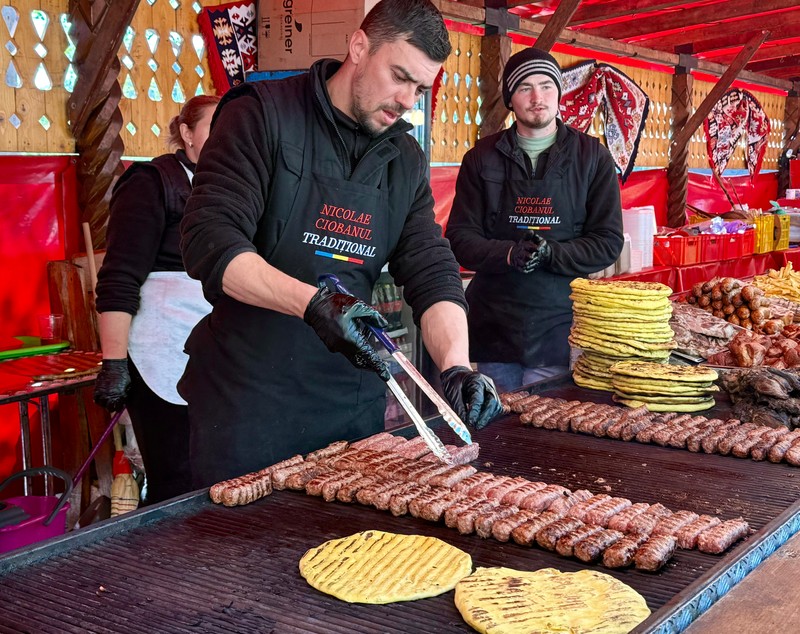 Cozi la mici de 1 Mai. Cum s-a transformat rondul din Piața Alba Iulia într-un uriaș grătar în aer liber