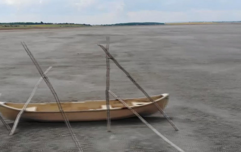 Imagini dezolante cu lacul Amara, care a secat complet. „Nu mai e picătură de apă, anul trecut mai era ceva pește”