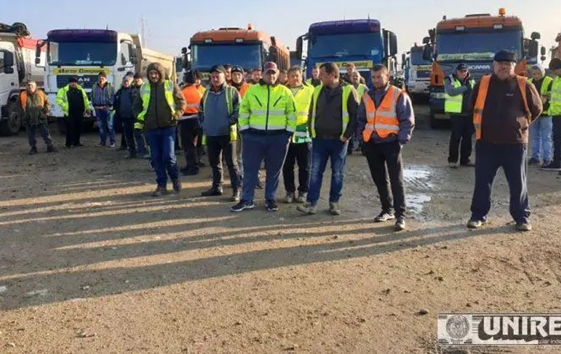 VIDEO | Grevă pe lotul 2 la autostrăzii Sebeș-Turda. Muncitorii protestează deoarece nu mai au materiale