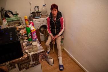 „Eu pe fii-mea nu o lasă să meargă la toaletă în baia aia, face la găleată”, spune o locatară