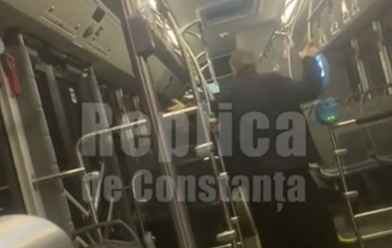Un călugăr, filmat în timp ce bate un călător într-un autobuz din Constanța. VIDEO
