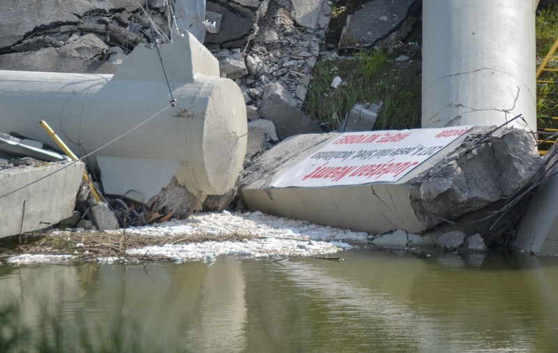 Firmă implicată în renovarea podului prăbușit, dosar penal în alt caz. Amendă și plângere după ce a făcut ilegal o groapă de gunoi pe albia unui lac