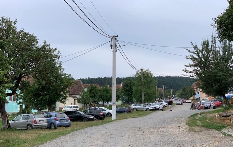 FOTO | Zeci de mașini îngrămădite pe marginea drumului în Viscri, satul făcut celebru de prințul Charles. Apelul autorităților