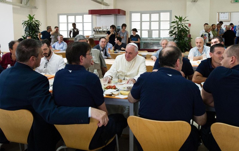 Papa Francisc a mâncat la o cantină din zona industrială a Vaticanului