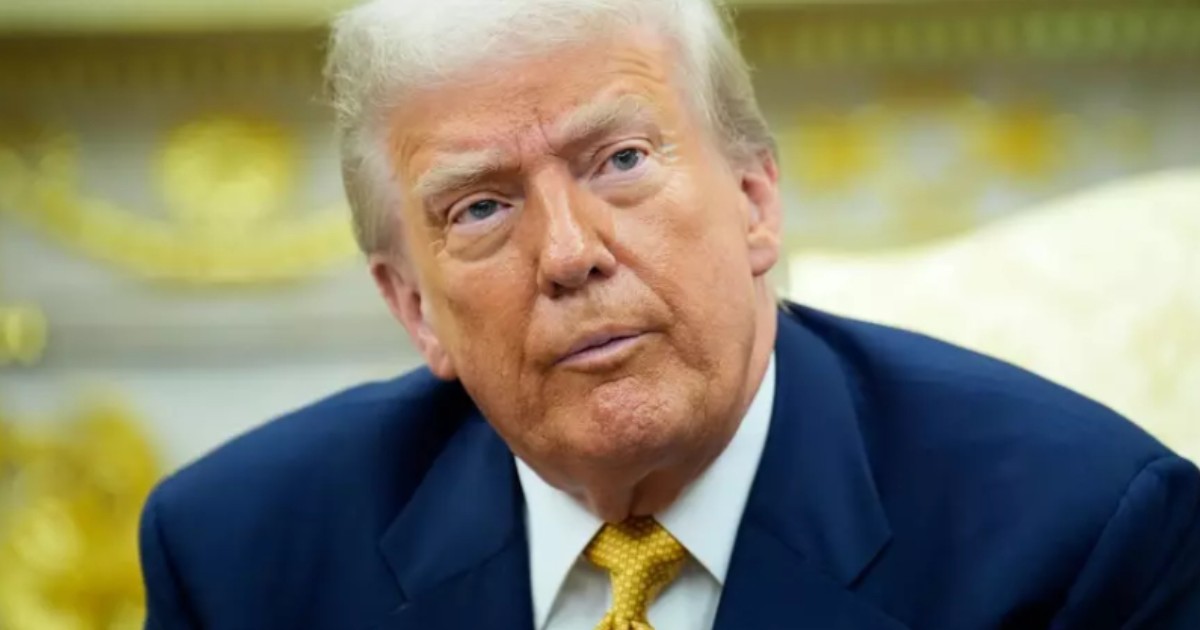 Donald Trump, președintele SUA, îmbrăcat în costum albastru închis, cravată galbenă și cămașă albă