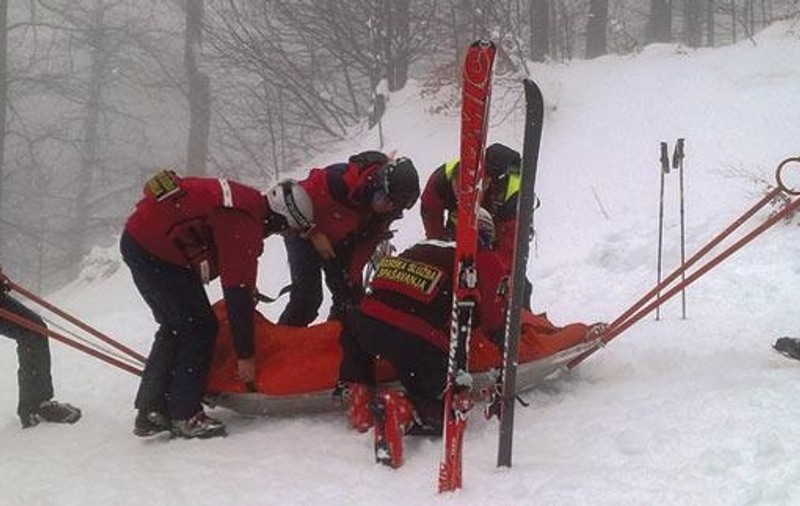 Accident teribil la schi! Un tehnician dentar din Alba Iulia a murit după ce s-a izbit de un copac