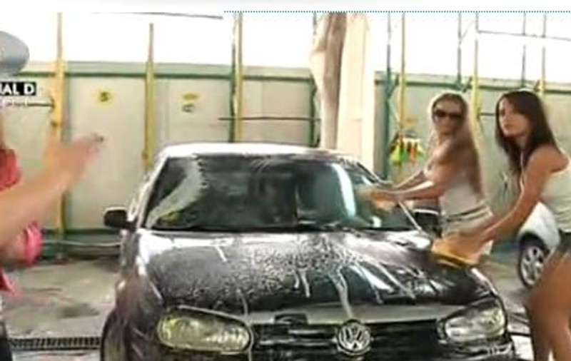 Marinela Chelaru înconjurată de piţipoance la o spălătorie auto