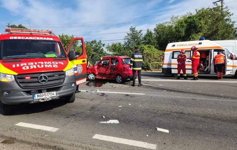 O șoferiță a fost transportată în stare gravă la spital, după ce mașina pe care o conducea a fost lovită de un TIR, în Valea Călugărească