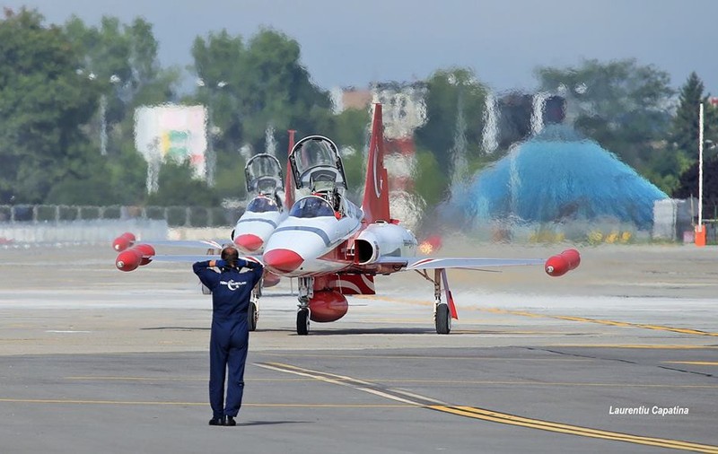 Turkish Stars, cei mai spectaculoși piloți de acrobații din lume, au ajuns la București. Imagini inedite cu avioanele de luptă