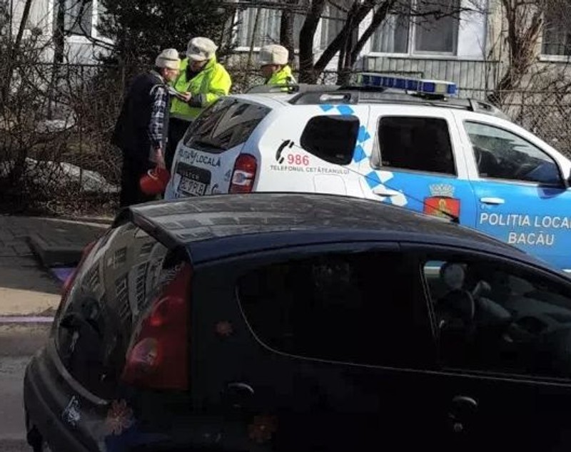 FOTO | Un bărbat din Bacău a vrut să-și marcheze locul de parcare cât mai vizibil, dar a fost amendat de polițiști!