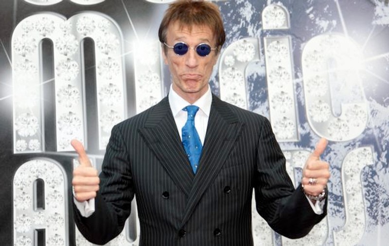 Vești bune! Robin Gibb a ieșit din comă