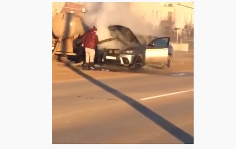 Un BMW în flăcări, stins cu excrementele dintr-o vidanjă