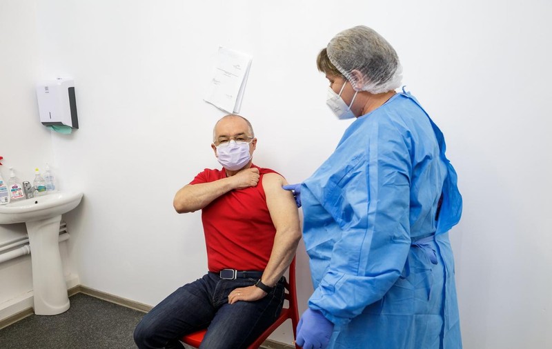 Emil Boc s-a vaccinat cu a doua doză AstraZeneca: „Totul a evoluat normal”