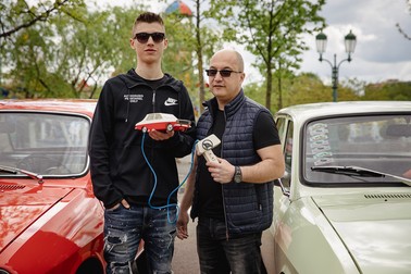 Cristian și Eric Catsanus, cu Dacia lor de jucărie din 1976