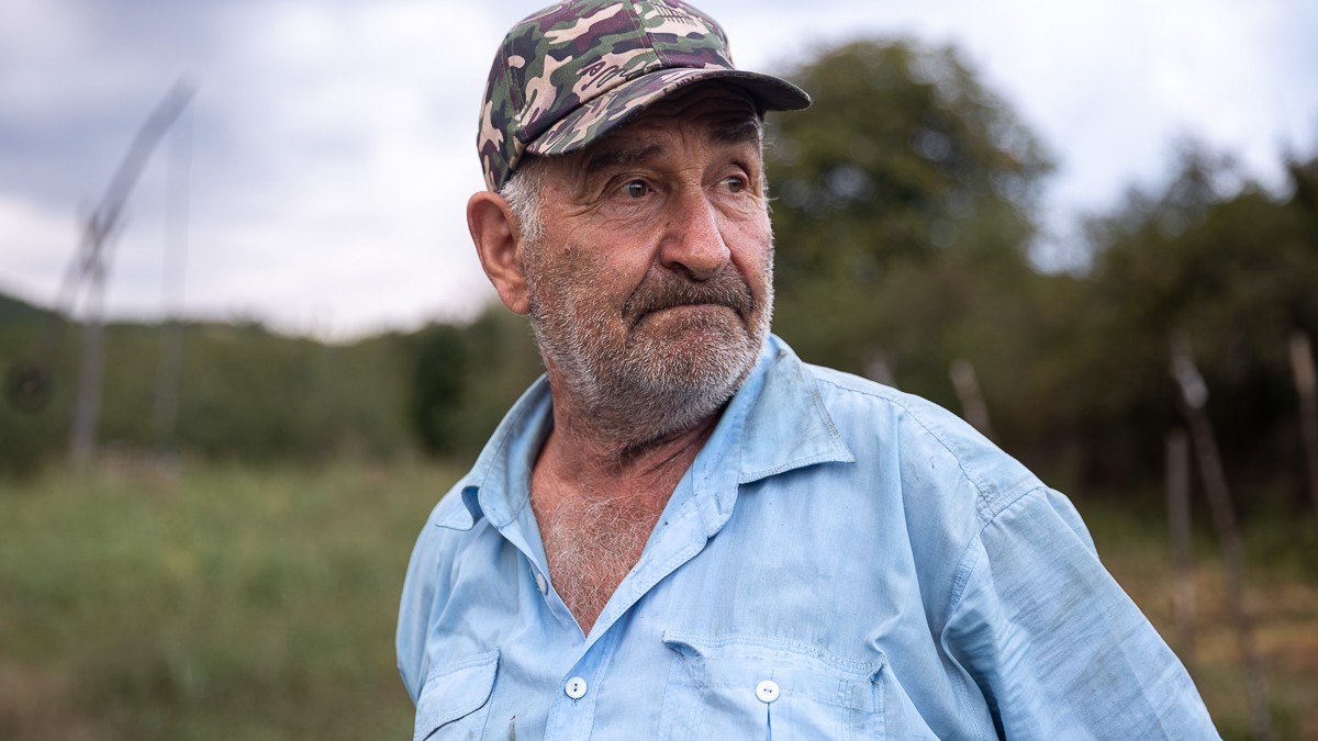 Gheorghe, 65 de ani, din Coca-Antimirești, comuna Vintilă Vodă, Buzău, are o livadă de pruni. Sursa foto: Eli Driu