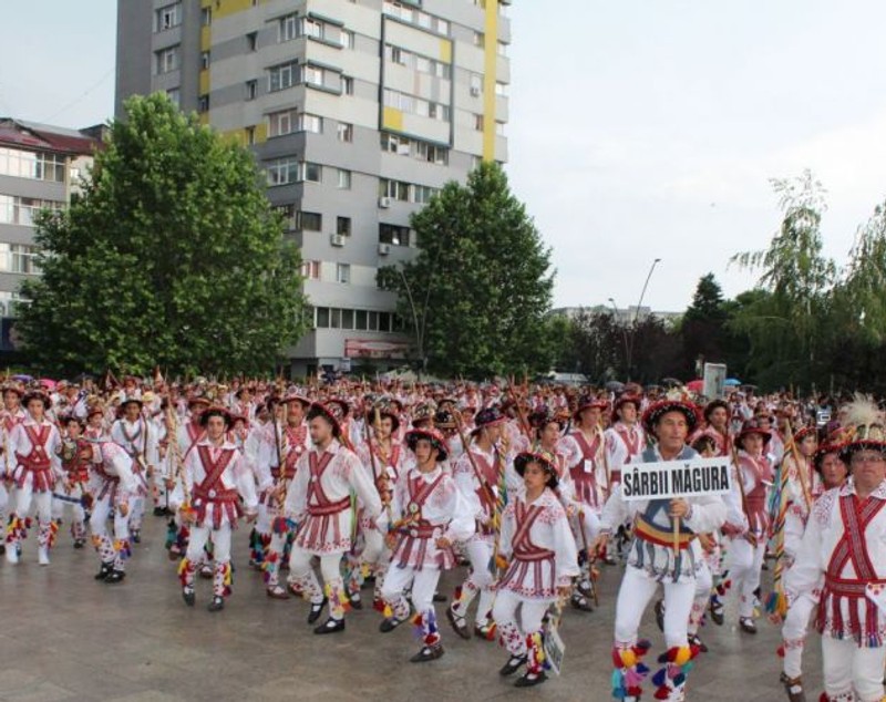 Peste 1.000 de călușari au dansat în Slatina. Oltenii vor să intre în Cartea Recordurilor