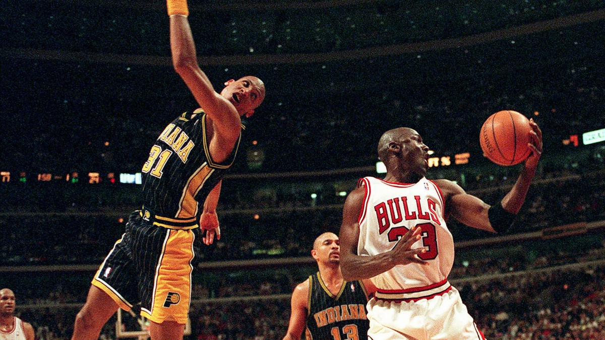 Michael Jordan (în alb), în timpul unui meci Chicago Bulls - Indiana Pacers, disputat în 1998. FOTO: HEPTA