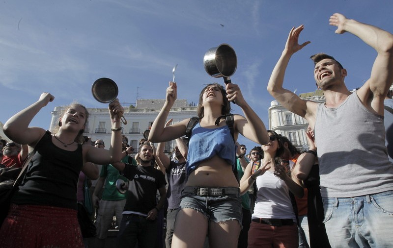 Protest cu oale și tigăi în Spania. Oamenii îi cer fostului rege să doneze banii pe care i-ar fi primit de la Arabia Saudită