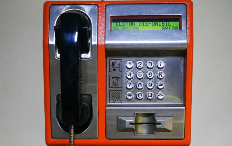 Cât costă ultimele telefoane publice din Constanța: Vânate de colecționari, dar uitate de autorități pe pereți