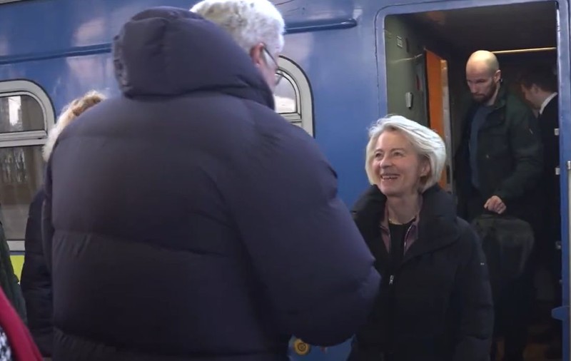 Ursula von der Leyen, la Kiev în ziua în care se împlinesc patru ani de la invazia rusă: „Nu vom ceda până când pacea nu va fi restabilită în termenii Ucrainei”
