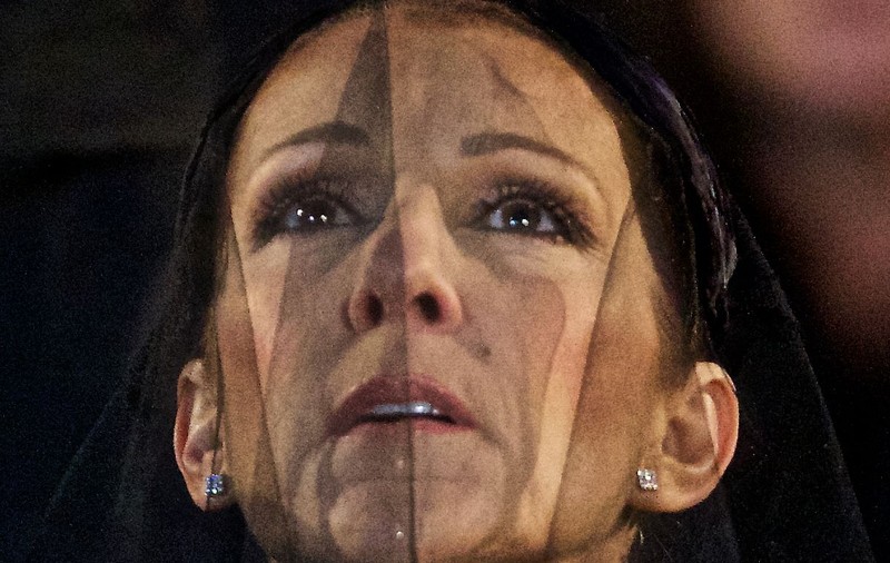 Gestul emoţionant al lui Celine Dion, la înmormântarea soţului. Celebra cântăreaţă a clacat în faţa sicriului