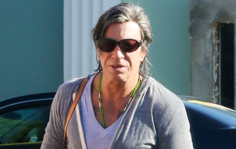 Apariție bizară! Cum a ieșit Mickey Rourke pe stradă. A făcut pipi pe el?| FOTO ÎN ARTICOL