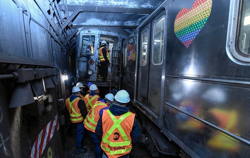 Două trenuri s-au ciocnit la metroul din New York, după care unul a deraiat. Zeci de persoane au fost rănite
