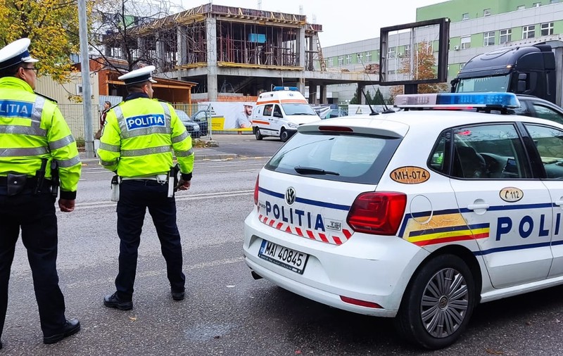 Un bărbat mascat a jefuit o casă de amanet din Bacău, după care a mers la păcănele
