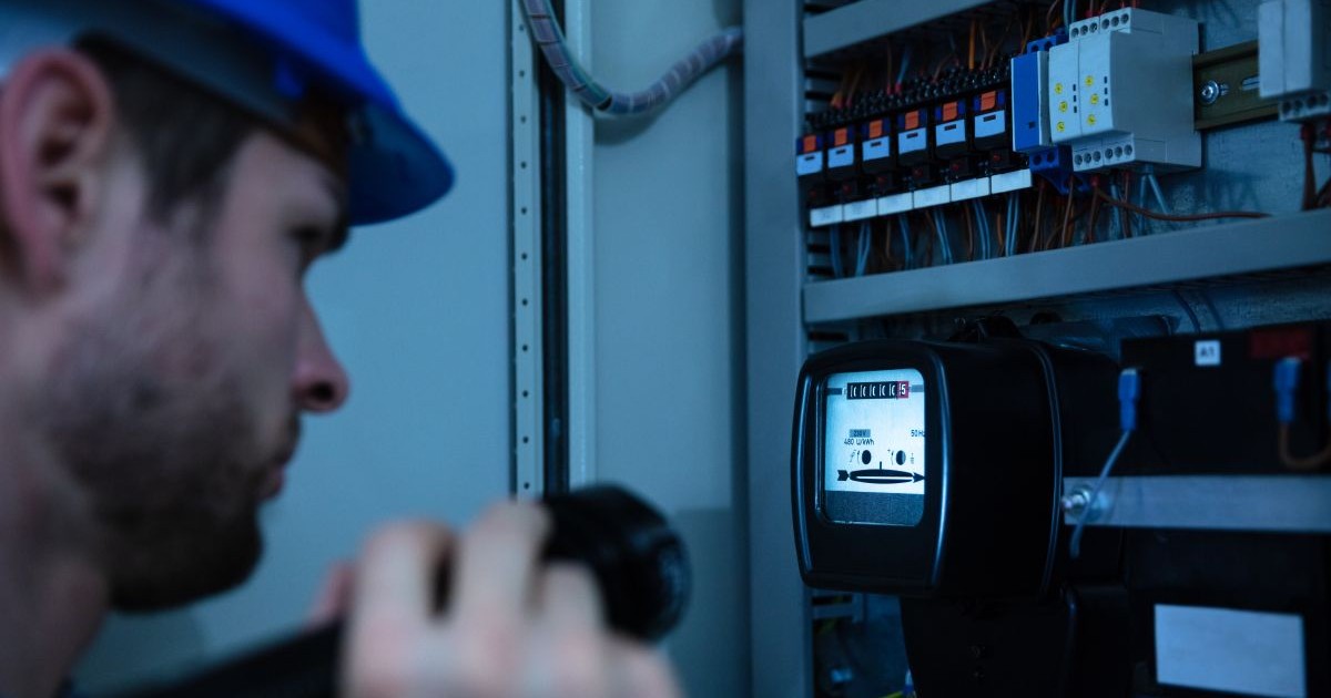 Electrician la panou