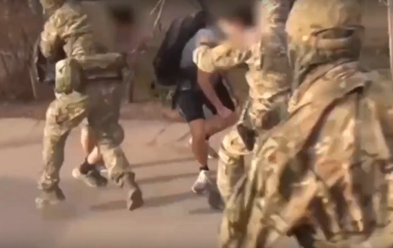 Doi adolescenți ruși, arestați pe stradă de trupele speciale FSB: „Naziștii proucraineni care pregăteau un atac terorist, pentru o mie de dolari”