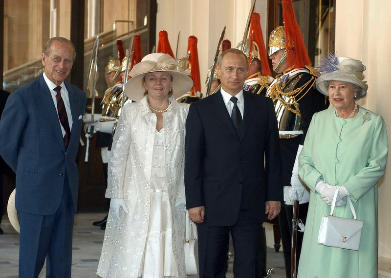 Ducele de Edinburg (stânga), președintele Vladimir Putin (dreapta), soția acestuia Lydmila (stânga) și regina Elisabeta a II-a a Marii Britanii (dreapta), la sosirea liderului rus la Palatul Buckingham din Londra, 24 iunie 2003. Vladimir Putin s-a aflat, atunci, într-o vizită de stat de patru zile în Regatul Unit | Foto: EPA