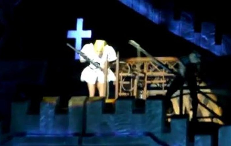 Lady Gaga, accident violent în timpul unui concert: o bară de oțel a lovit-o în cap! ”Show-ul trebuie să continue!”VIDEO