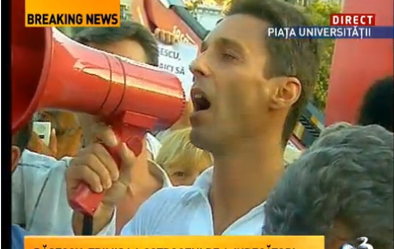 MIRCEA BADEA PROTESTEAZĂ la Universitate | FOTO