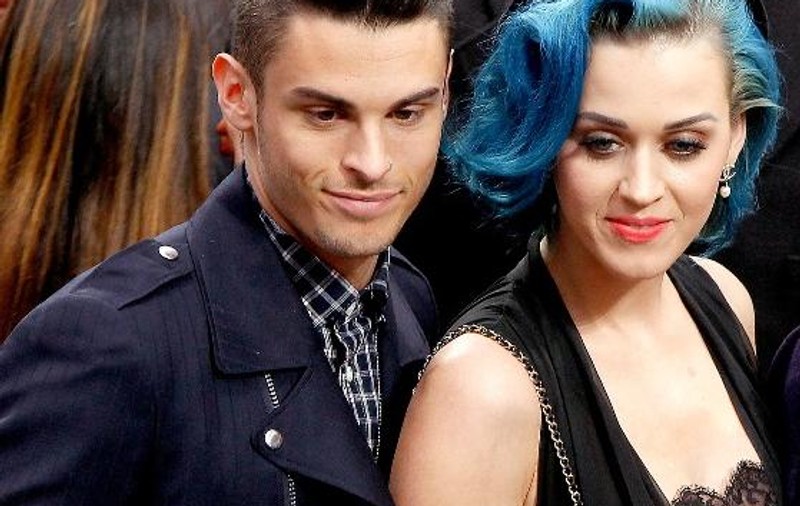 După divorţul de soţul ei, Katy Perry şi-a găsit alinarea în braţele celui mai bine plătit manechin din lume!