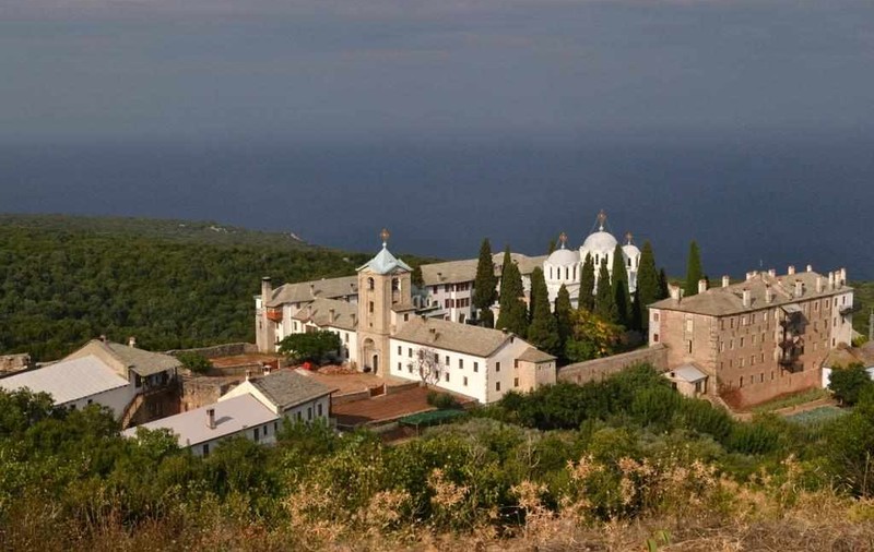Puterea şi Opoziţia vor ca statul să plătească 960.000 de euro, anual, Schitului românesc "Prodromu" de la Muntele Athos. Proiectul, depus în Parlament