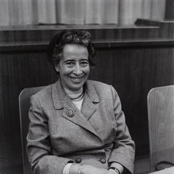 Hannah Arendt, în 1958. Foto: muenchner-stadtmuseum.de