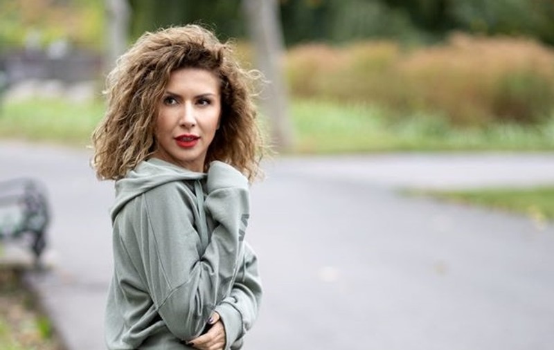 Carmen Brumă, în ploaie doar în lenjerie intimă și pe tocuri. „Iar mi-am uitat umbrela”