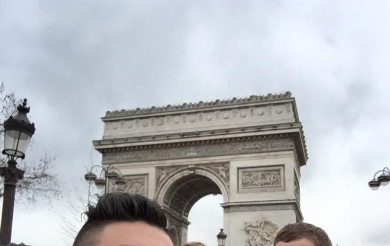 Câţiva sportivi români au ajuns la Paris şi s-au pozat lângă Arcul de Triumf 