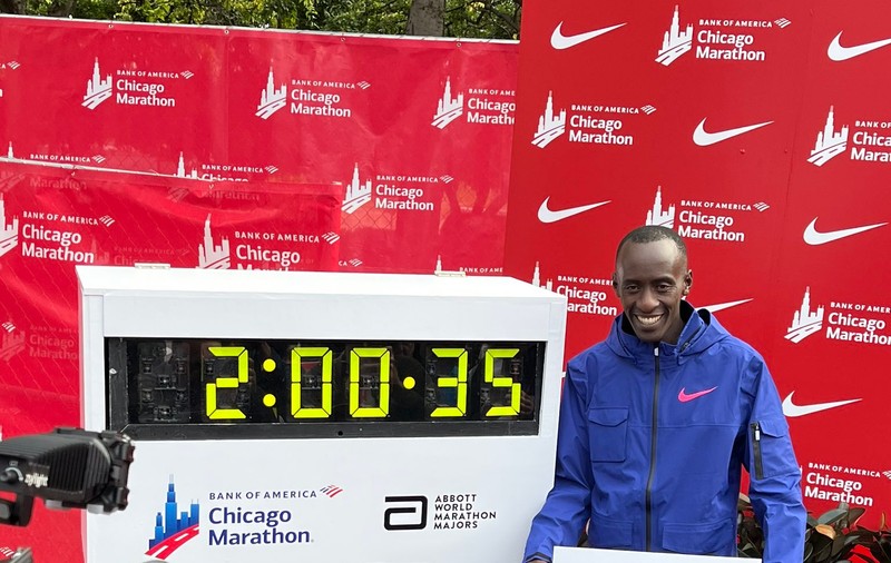 Kenyanul Kelvin Kiptum a doborât recordul mondial la maraton